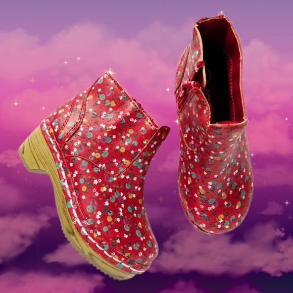 OshKosh B'gosh Other - ⭐️Oshkosh B’Gosh Penina Red Floral Bootie Clogs✨